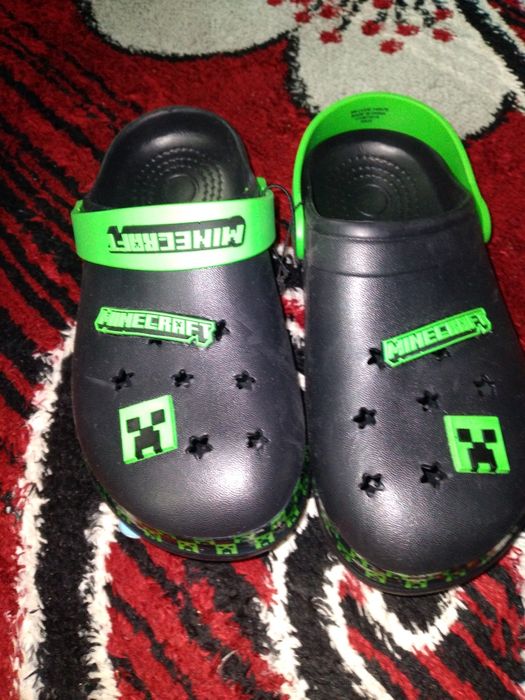 Vând perechi de papuci cu minecraft