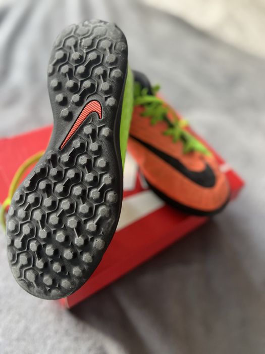 Футболни обувки за зала