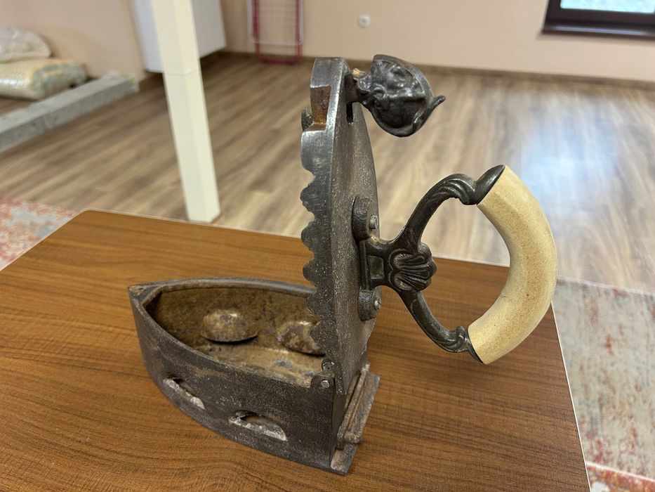 Старинна ютия с ремонтирана дръжка