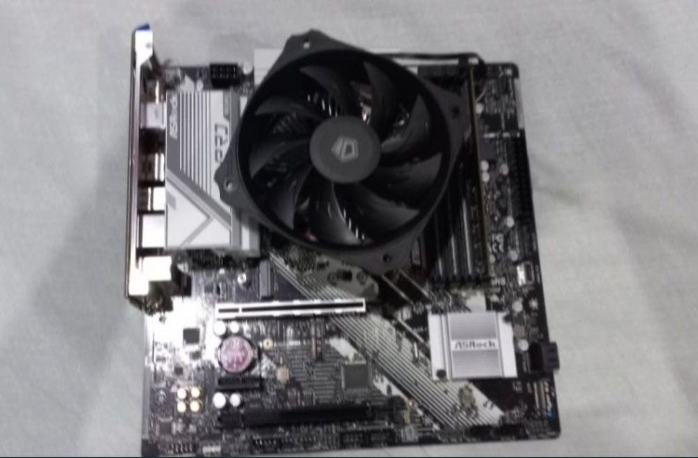 Игровая мат плата  asrock b760m rs/d4.