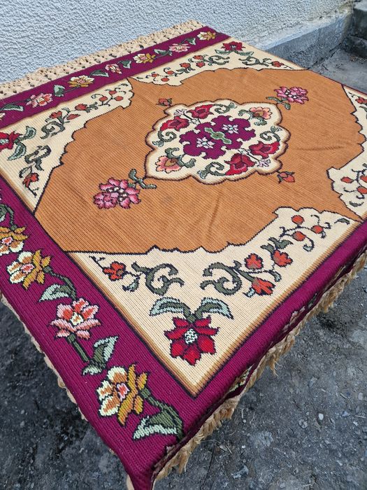 Vand fete masa cusute manual în chelin