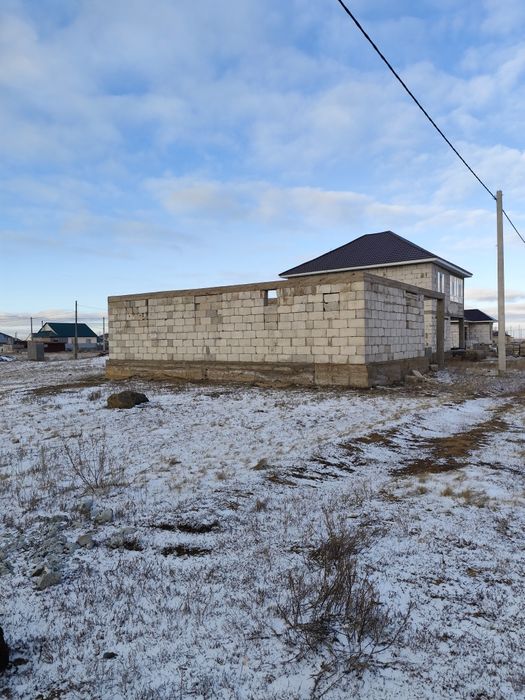 Участок с недостроенным домом в Коянды