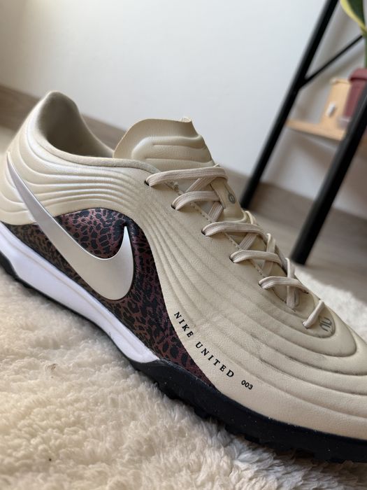 Ghete Fotbal Sintetic Nike Tiempo Maestro Academy TF - Nike United Pack (Mărimea 46 / 30 cm)