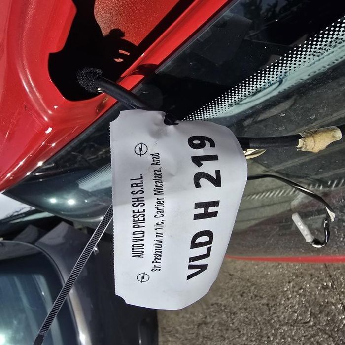 Haion rosu cu luneta Opel Corsa D