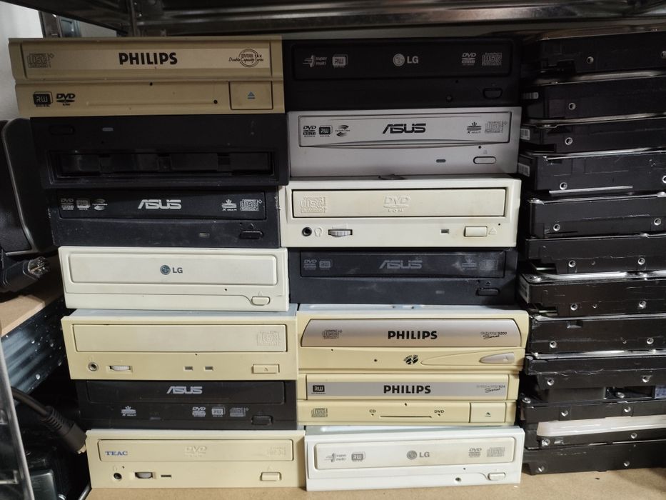 Floppy disk unitati optice hard disckuri vintage surse