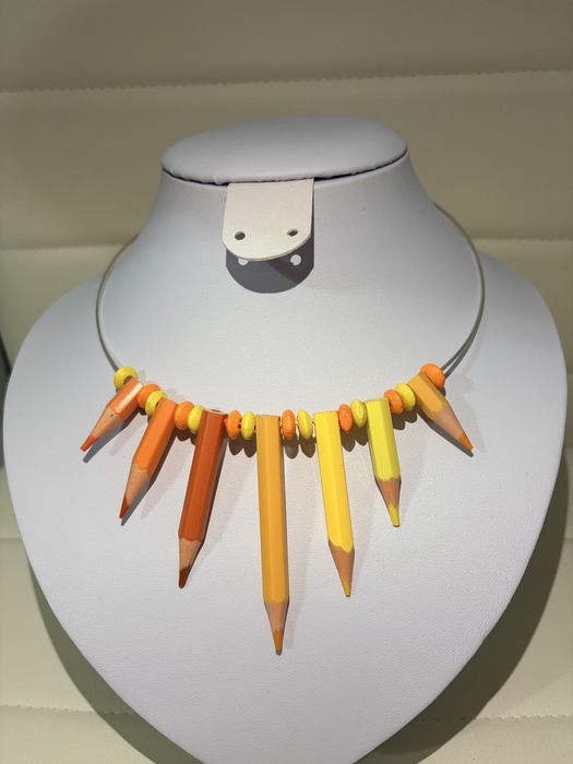 Colier handmade din creioane colorate