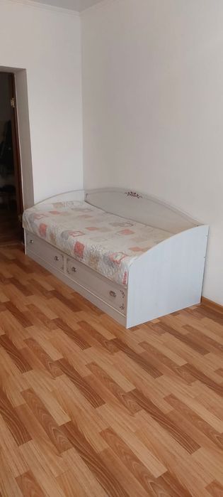 Продам детскую кровать с матрацем