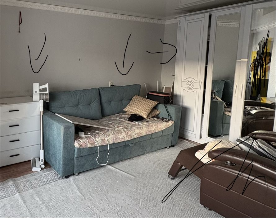 Продаю шкаф, диван и маленький шкафчик.