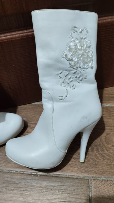 Белые сапожки новые