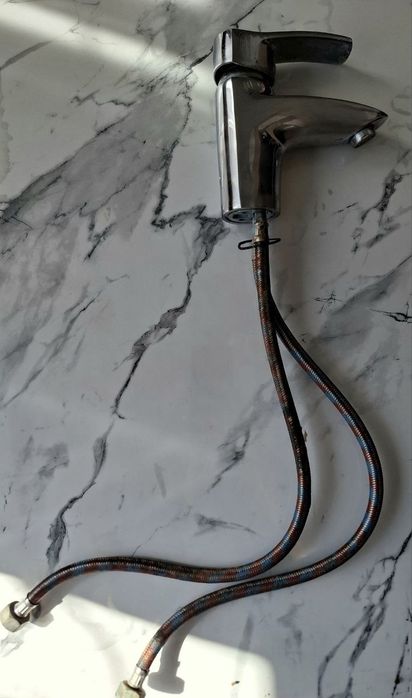 Продаётся смеситель (кран)со шлангами в отличном состоянии,фирма ROSSI