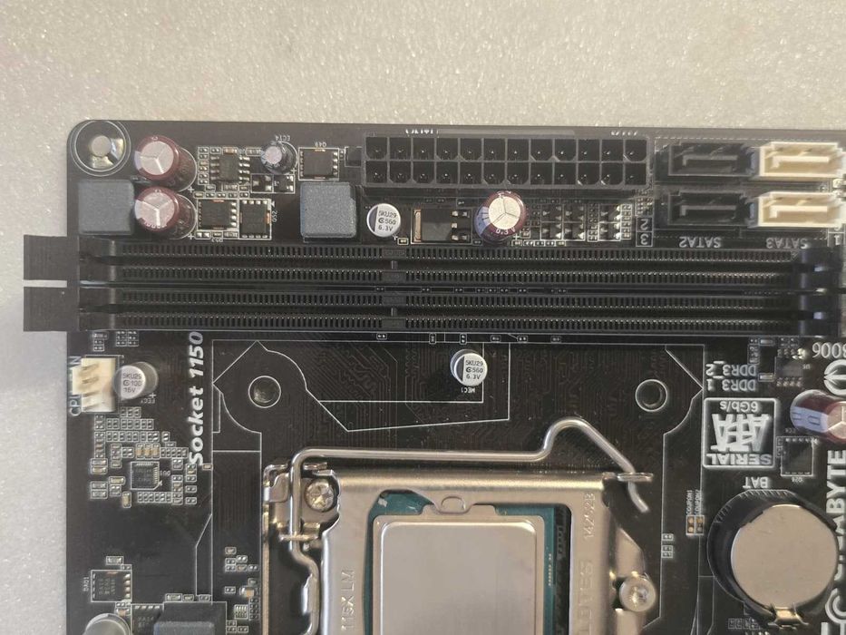 Placa de baza GIGABYTE GA-H81M-S1, LGA 1150 + Procesor G3240