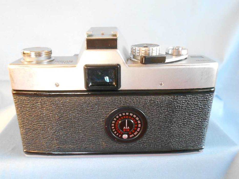 Minolta srt-101 cu obiectiv 200mm, aparat foto film clasic emblematic