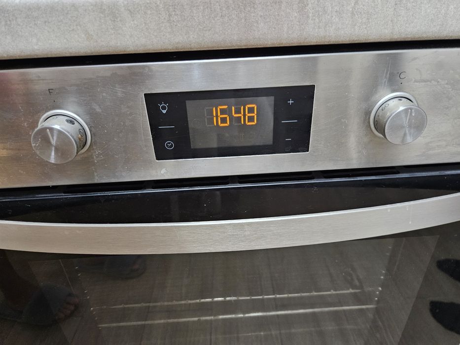 Продам духовку Indesit