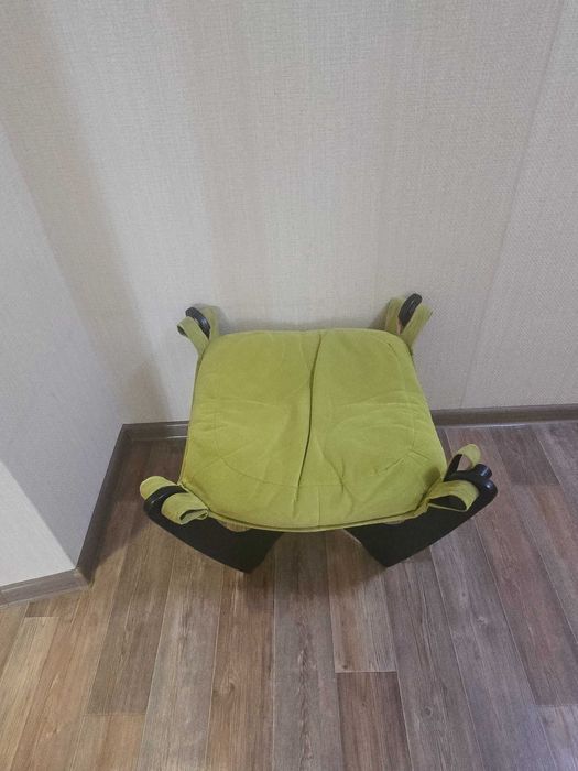 Продам кресло с тумбой