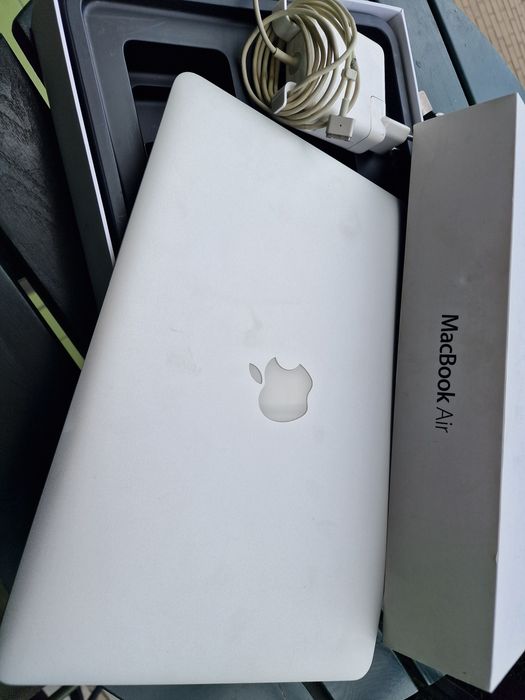 Macbook Air 13inch 256GB FullBox 30 cicluri