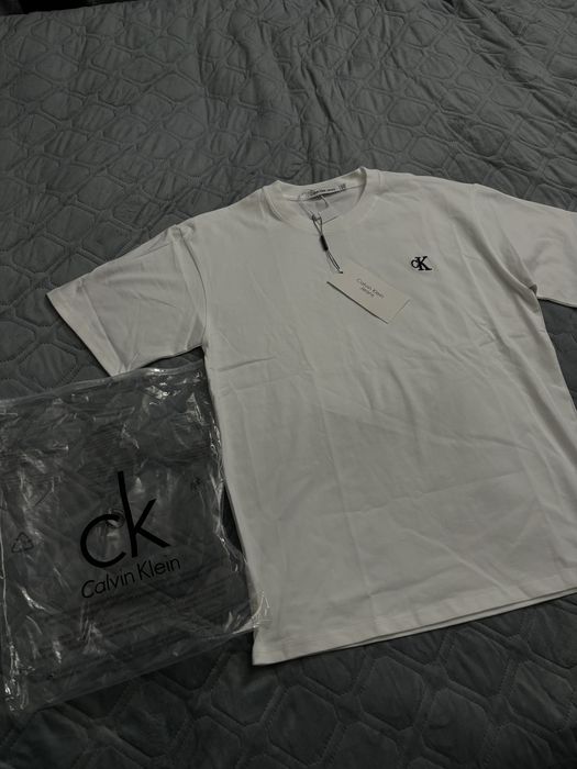 Футболка новая Calvin klein