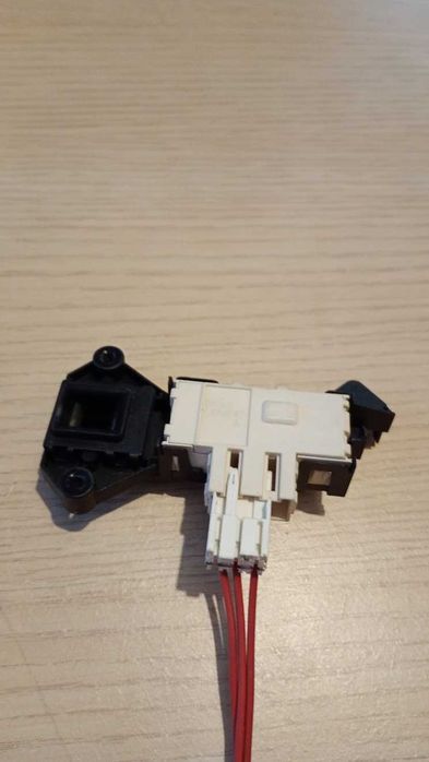 Блокировка на вратата Whirlpool AWO/D 041