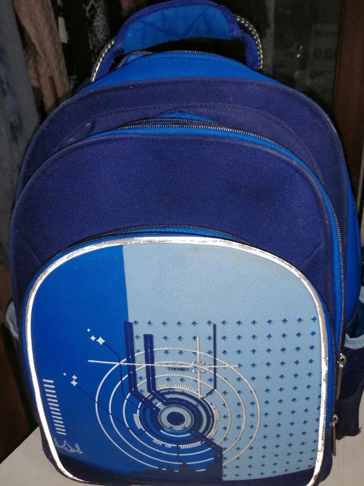 Продам синий портфель,  серый рюкзак черную папку и сумочки