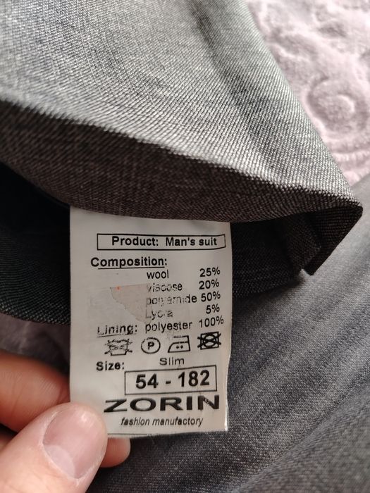 Продам костюмы новые