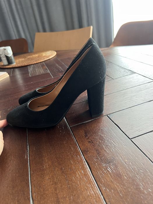 Pantofi din piele intoarsa in stare foarte buna