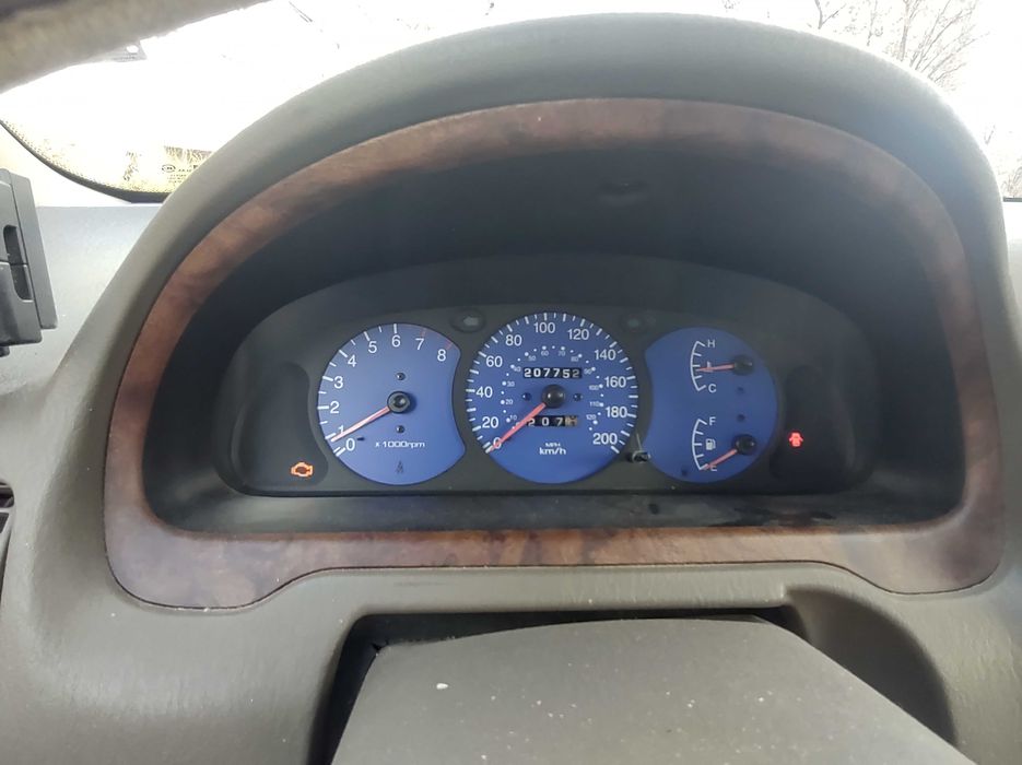 Продавам Киа Каренс