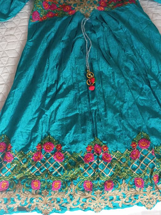 Рокля с флорални мотиви