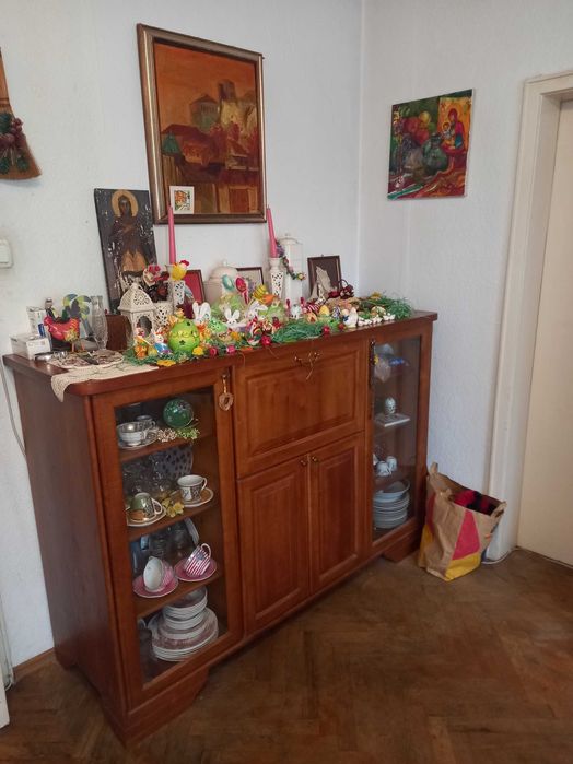 Шкаф-витрина от масивно дърво