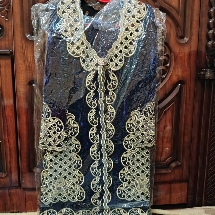 Kelin koʻylak.Hamma joyi vishifka aparat bilan urilgan.