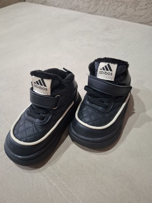 Продам детские ботинки