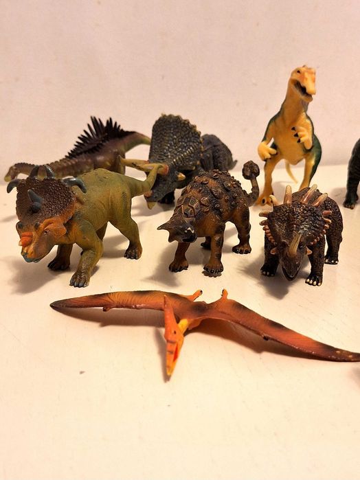 21 de figurine dinozauri din plastic, de colecție