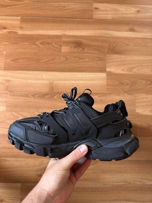 Sneakers Balenciaga cu eticheta (nu Nike, Gucci, Adidas, Balenciaga)