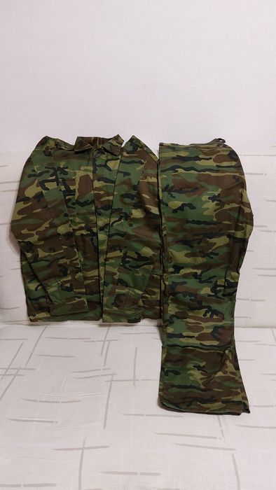 Два камуфляжных костюма.