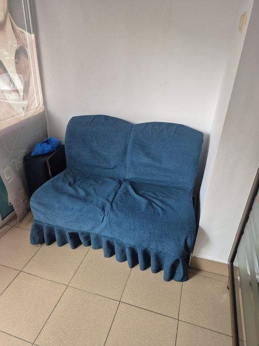 Vând canapea  2 locuri ,piele, roșie,fara defecte ,rupturi,zgarieturi  .  Esteachiziționata din Italia ,stare perfecta..