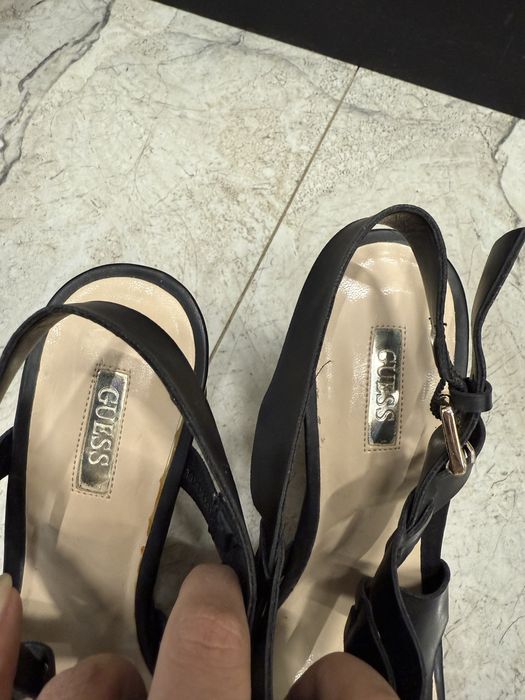 Босоножки Guess