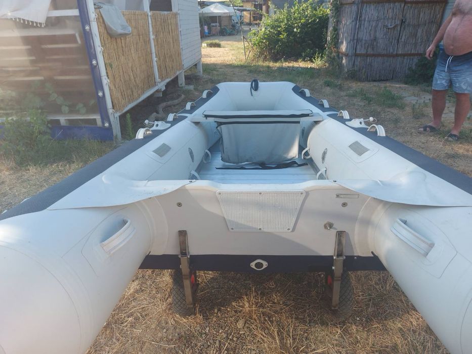 Надуваема Лодка с мотор и тента