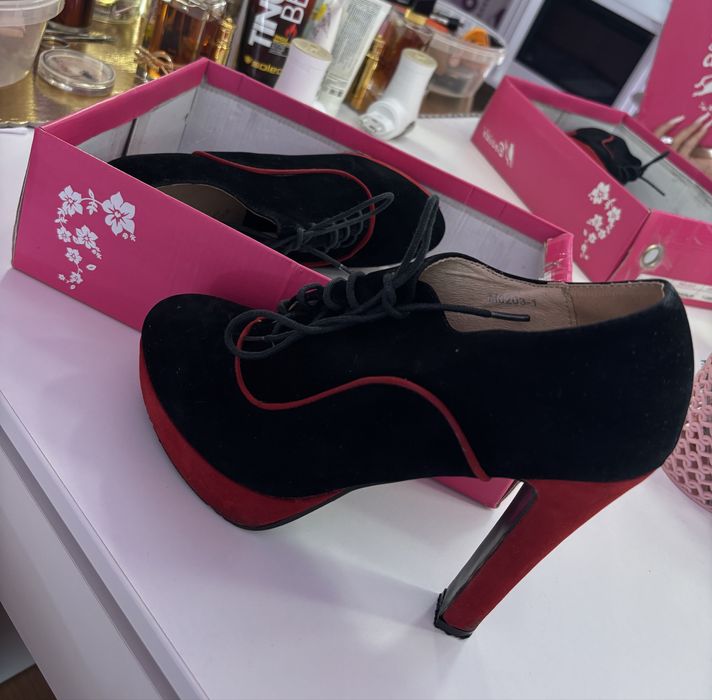 Vând botine cu toc cu platformă