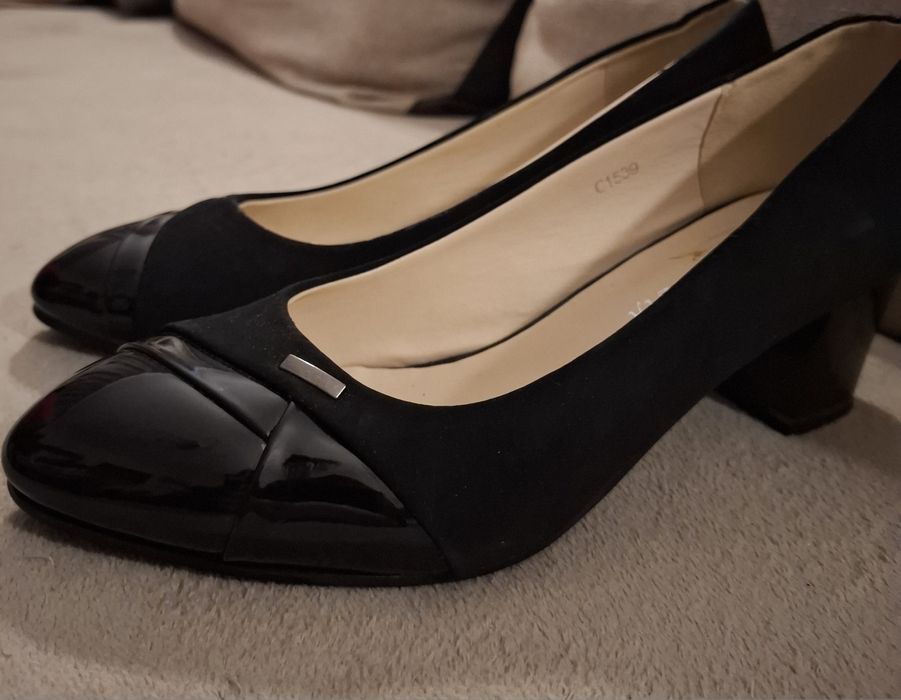 Стилни черни обувки