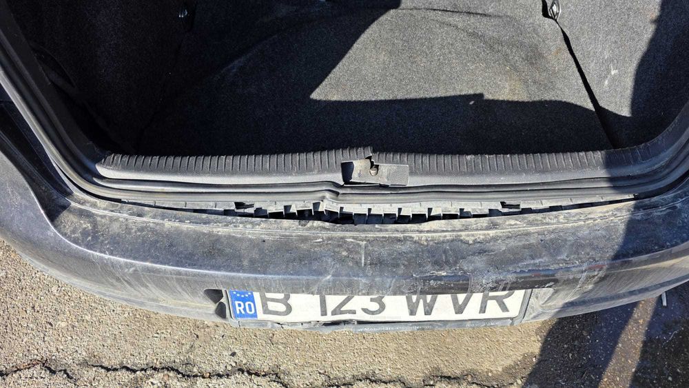 Volkswagen Golf V 1.6i 105 cp - usor avariat lovit spate