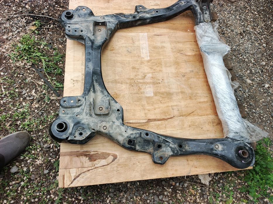 Балка двигателя подрамник Camry 50