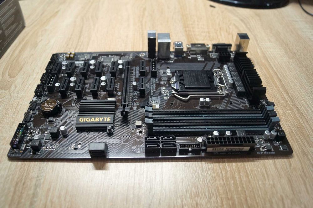 Placa de baza GIGABYTE GA-B250-FINTECH, Socket 1151 + Procesor i3-7100 3.90GHz