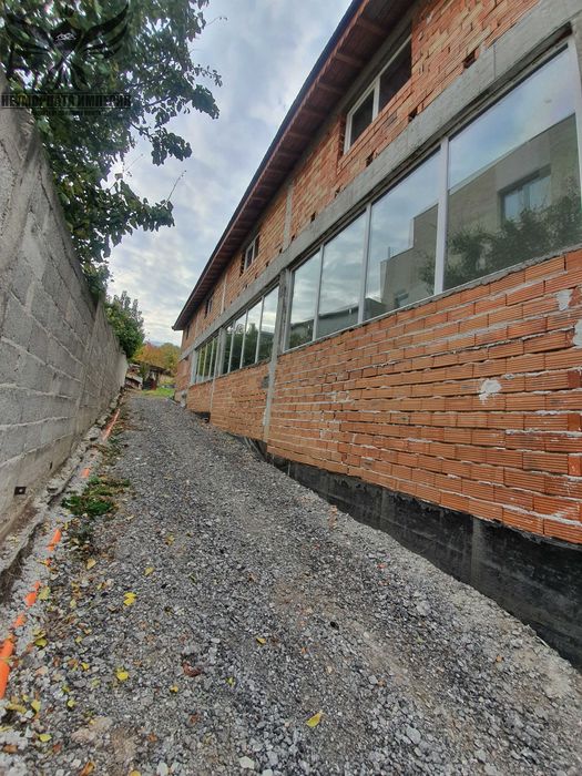 Под наем помещение склад 120кв и земя 1000кв в гр.Асеновград