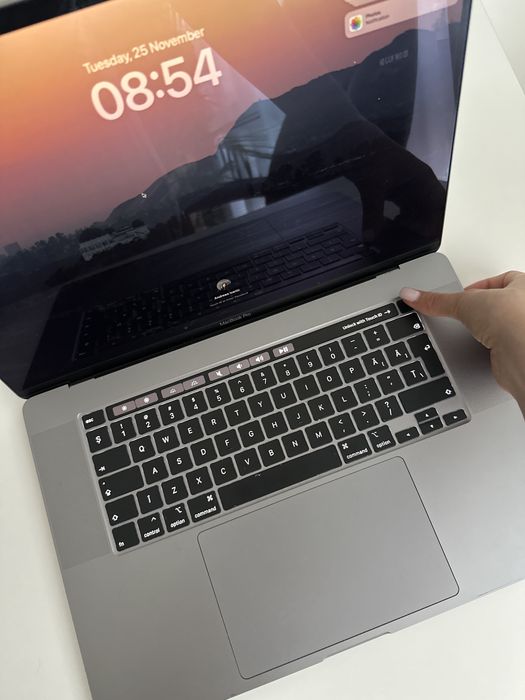 MacBook Pro 16” 2019 – i9 / 16GB RAM / 1TB SSD