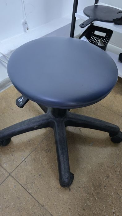 Продаётся стул на колёсиках