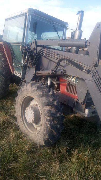 Vând tractor Massey Ferguson cu incarcator- 2640-4300 de ore