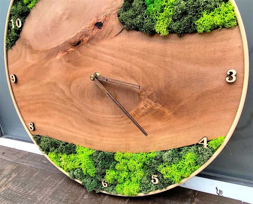 Часовник със скандинавски мъх и масивно дърво