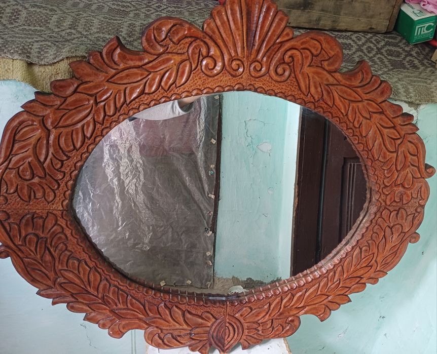 Oglinda cu  rama sculptata in lemn masiv,  80x70,pastrata impecabil