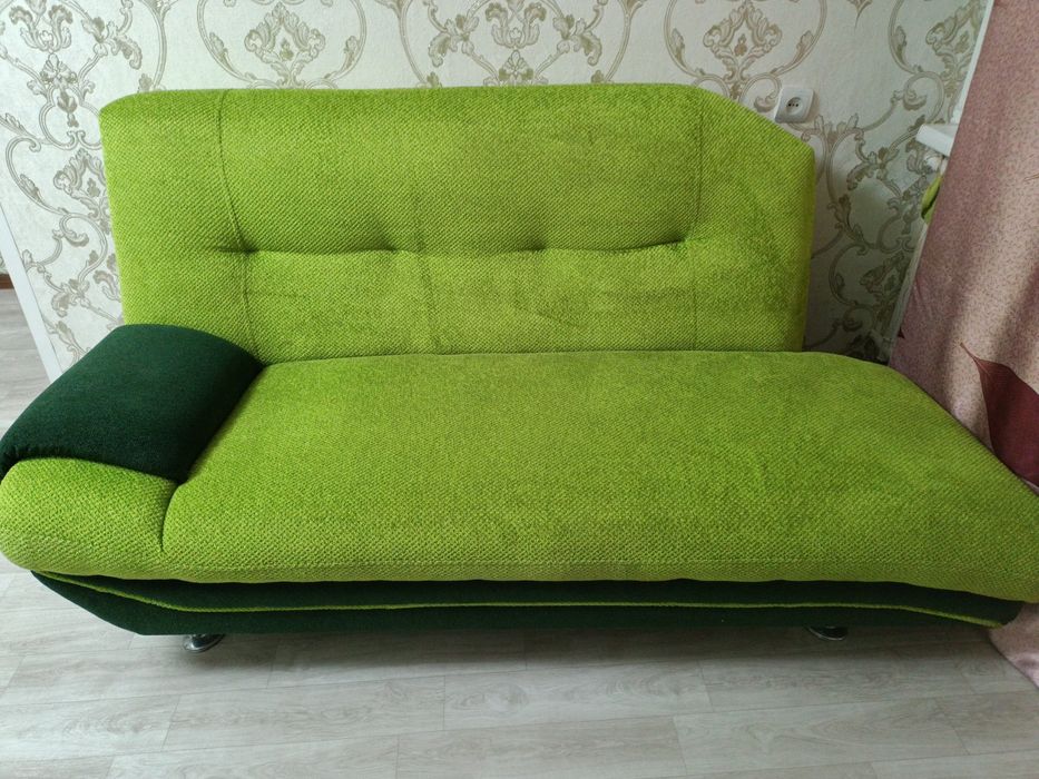 Продам диван тройку срочно.