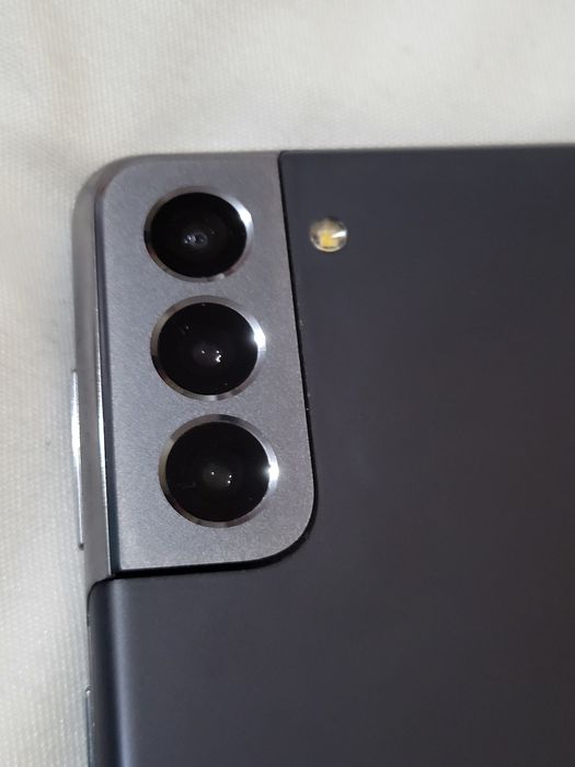 Samsung s21.   128/8gb