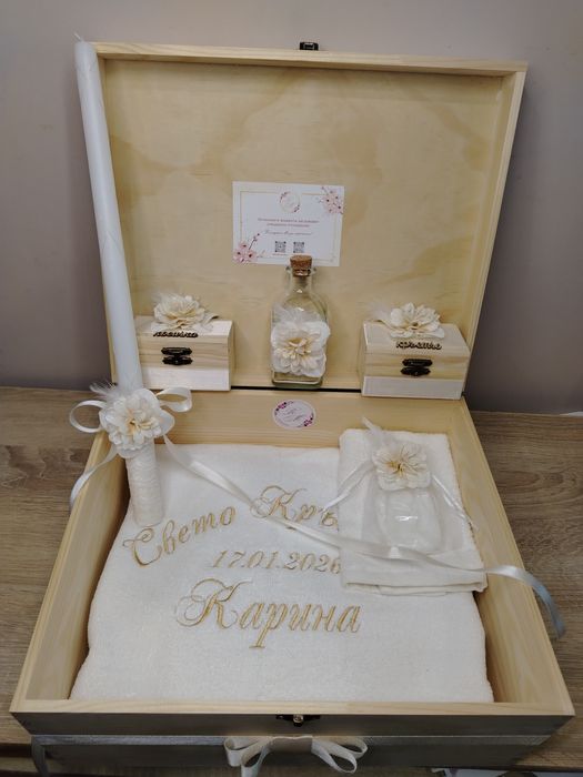 Комплект за кръщене в бяло, златно и екрю