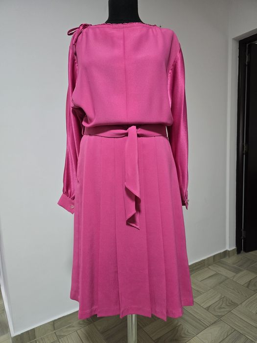 Rochie superba cu pliuri in partea de jos, cordon in talie